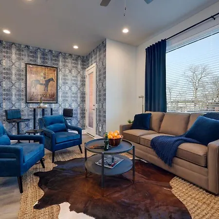New Lux Townhome 6 Mins To Dt Rooftop Sleeps 12